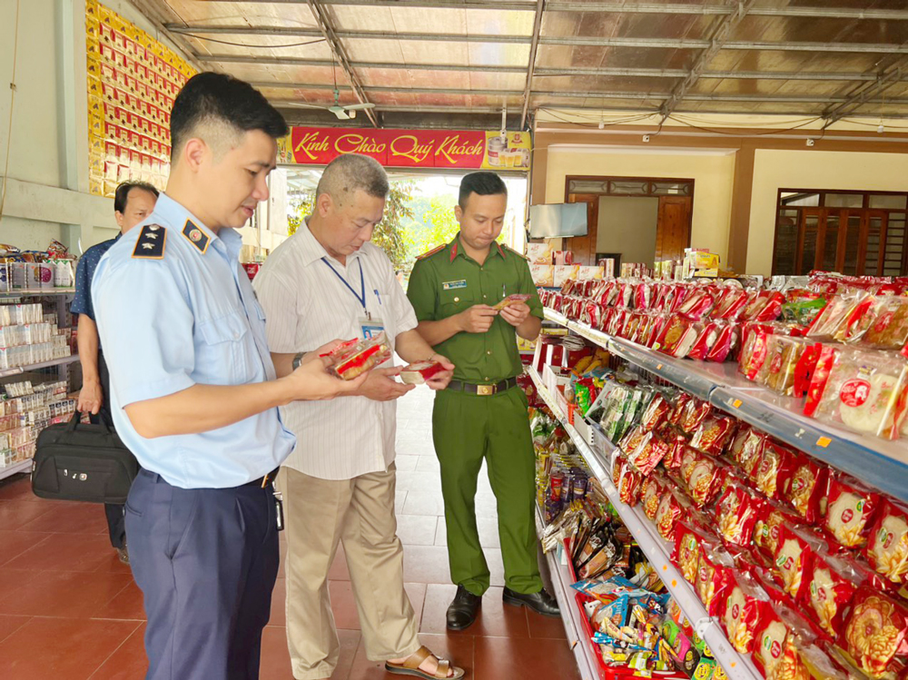  Đoàn liên ngành của huyện Đại Từ kiểm tra việc chấp hành quy định về ATTP tại một hộ kinh doanh ở xã Yên Lãng.