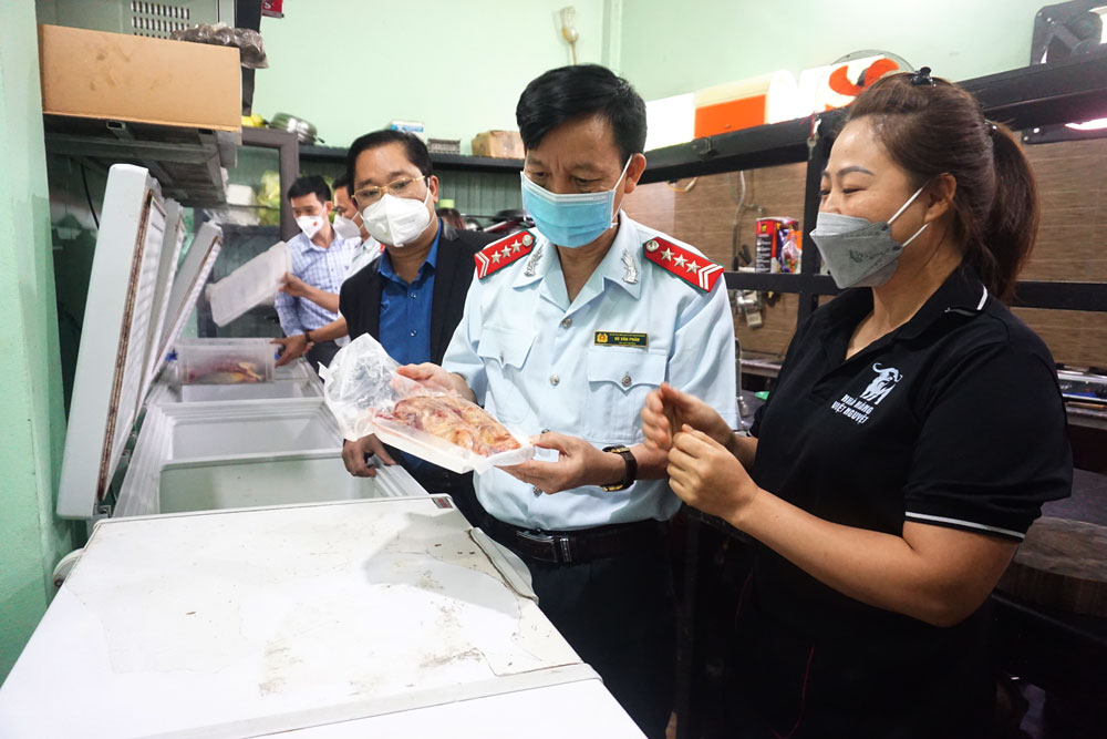  Đoàn liên ngành của tỉnh kiểm tra tủ lạnh bảo quản đồ ăn của Nhà hàng Việt Nguyên, ở thị trấn Chợ Chu (Định Hóa).