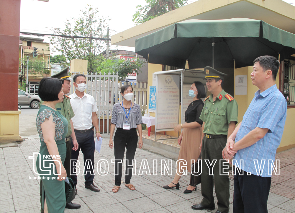   Phòng An ninh chính trị nội bộ (Công an tỉnh) và Đoàn kiểm tra của Ban Chỉ đạo Kỳ thi tốt nghiệp THPT TP.Thái Nguyên kiểm tra tại điểm thi Trường THPT Dương Tự Minh.