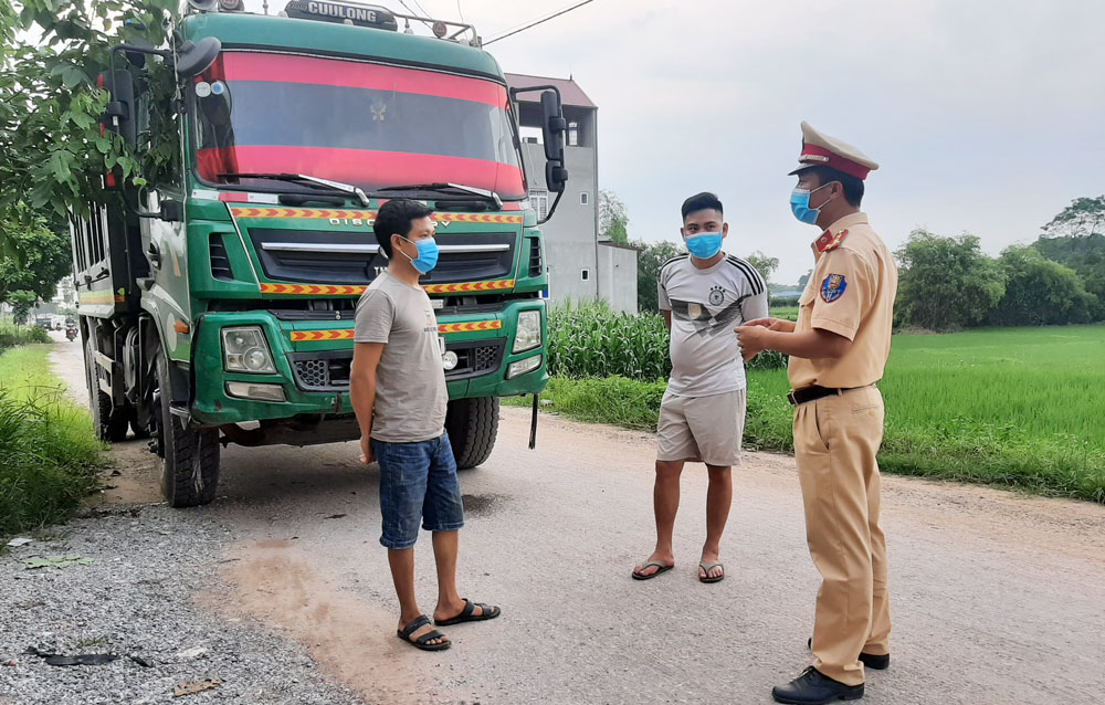  Lực lượng Cảnh sát giao thông, Công an huyện tiến hành kiểm tra 2 trường hợp đi xe tải trốn chốt kiểm soát dịch COVID-19 tại phố Cầu Ca, xã Kha Sơn.