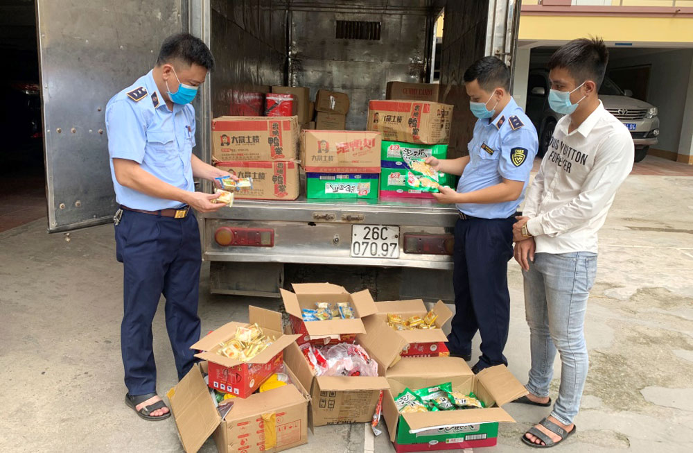  Trong "Tháng hành động vì an toàn thực phẩm" năm 2022, các đơn vị, địa phương sẽ đẩy mạnh kiểm tra, giám sát an toàn thực phẩm tại các cơ sở sản xuất, kinh doanh, quảng cáo thực phẩm. Ảnh: T.L