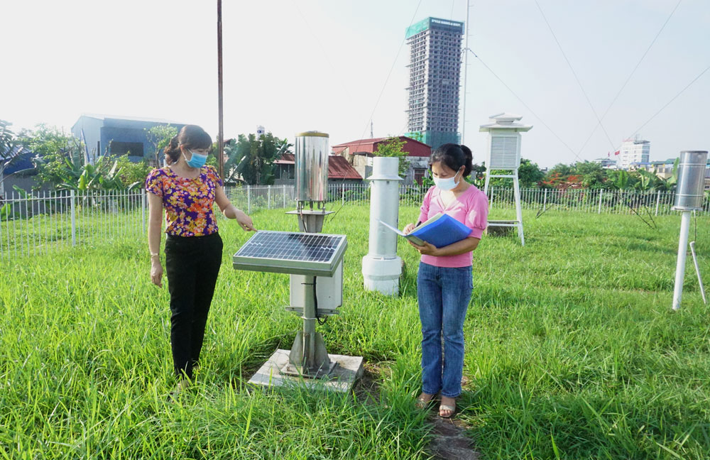  Nhân viên Đài Khí tượng thủy văn tỉnh Thái Nguyên đo các thông số: Nhiệt độ, độ ẩm, lượng mưa… tại vườn khí tượng.