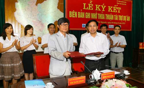  Mr. Duong Ngoc Long, Deputy Secretary of the Provincial Party Committee, Chairman of the Provincial People’s Committee and Mr. Sim Sang Joon at the ceremony of signing the Financing Agreement.