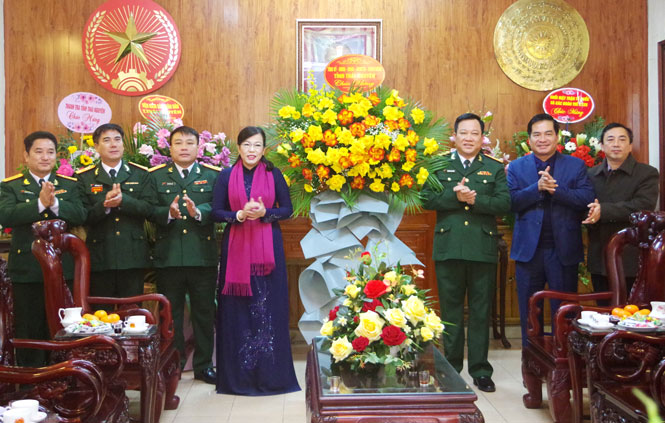  Đồng chí Nguyễn Thanh Hải, Ủy viên Trung ương Đảng, Bí thư Tỉnh ủy, Trưởng Đoàn đại biểu Quốc hội tỉnh, Bí thư Đảng ủy Quân sự tỉnh tặng hoa chúc mừng các cán bộ, chiến sĩ Bộ CHQS tỉnh.