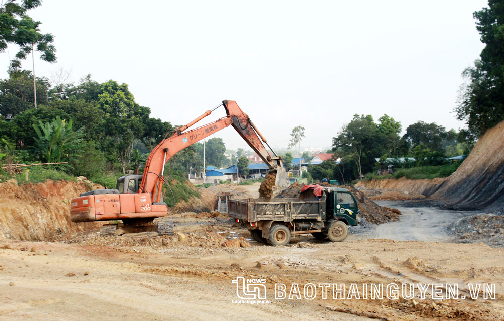  Thi công tuyến đường thuộc Dự án “Phát triển tổng hợp đô thị động lực - TP. Thái Nguyên” đoạn qua địa bàn xóm Hùng Vương, xã Linh Sơn. Ảnh: T.L