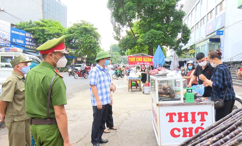   Lực lượng chức năng phường Trưng Vương (T.P Thái Nguyên) thường xuyên đi kiểm tra, tuyên truyền nhắc nhở người dân khu vực chợ Thái không lấn chiếm lòng đường, hè phố nhằm đảm bảo trật tự mỹ quan đô thị.