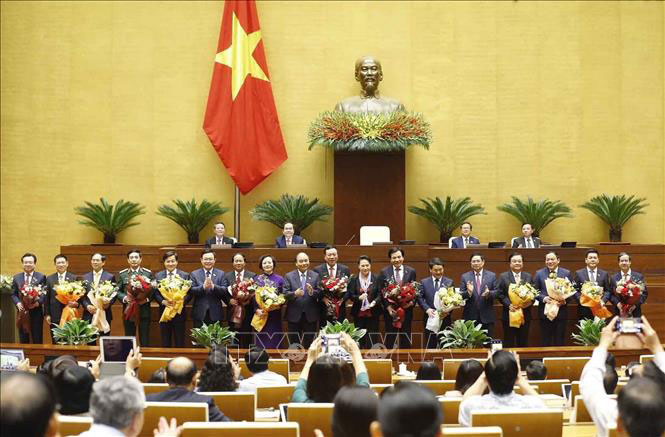  Chủ tịch nước Nguyễn Xuân Phúc, Thủ tướng Chính phủ Phạm Minh Chính, Chủ tịch Quốc hội Vương Đình Huệ và lãnh đạo Đảng, Nhà nước với các Phó Thủ tướng Chính phủ, một số Bộ trưởng và thành viên khác của Chính phủ vừa được Quốc hội phê chuẩn. Ảnh: Doãn Tấn/TTXVN