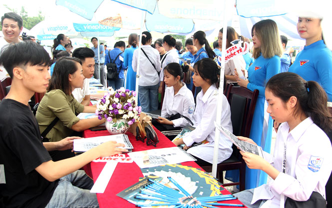  Đông đảo đoàn viên, thanh niên và học sinh trên địa bàn tỉnh tham gia Ngày hội giáo dục hướng nghiệp và giải quyết việc làm năm 2020 do Sở Lao động - TB&XH phối hợp với Tỉnh đoàn, Sở Giáo dục - Đào tạo tổ chức tại Đại học Thái Nguyên. Ảnh: T.L