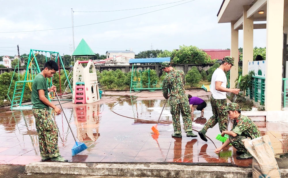  Lực lượng vũ trang Quân khu I cùng nhân dân địa phương thi công nâng cấp sân bê tông cho Trường Mầm non Núi Voi, phường Chùa Hang.