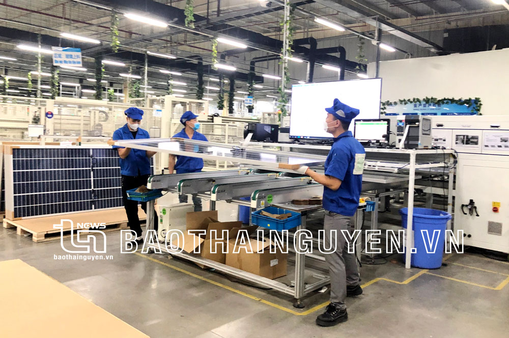  Công ty TNHH Phát triển năng lượng Trina Solar ở Khu công nghiệp Yên Bình (T.X Phổ Yên) hiện đang tạo việc làm cho trên 2.000 lao động. Ảnh: T.L