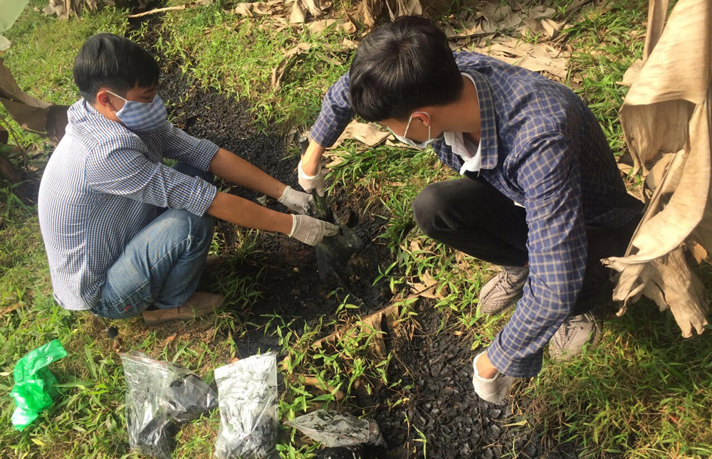  Cán bộ Trung tâm Quan trắc Tài nguyên và Môi trường (Sở TN&MT) lấy mẫu đất chứa chất thải tại vườn nhà ông Thuyết.