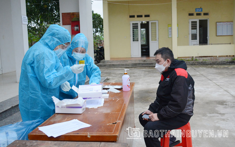  Cán bộ Trạm Y tế xã Tân Cương (T.P Thái Nguyên) tư vấn và lấy mẫu xét nghiệm COVID-19 cho người dân.