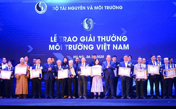  Phó Thủ tướng Thường trực Chính phủ Trương Hòa Bình và Bộ trưởng Bộ Tài nguyên và Môi trường Trần Hồng Hà trao Giải thưởng Môi trường Việt Nam cho các tập thể, cá nhân. Ảnh: VGP/Thùy Chi