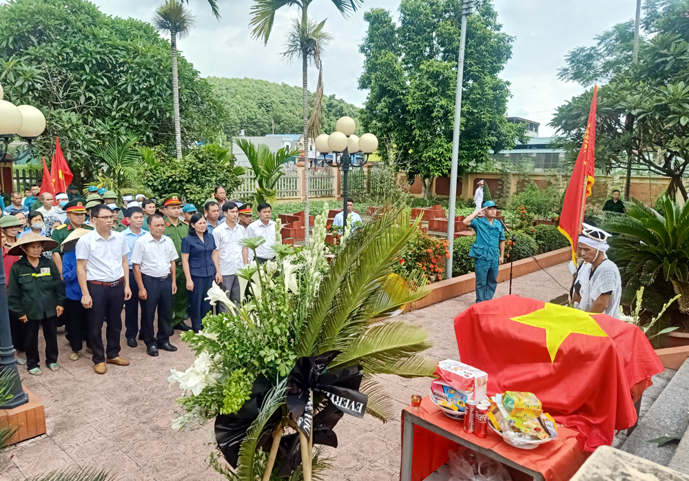  Lãnh đạo huyện Phú Lương, xã Phấn Mễ cùng đồng đội, thân nhân và đông đảo bà con nhân dân làm lễ truy điệu liệt sĩ Trần Văn Hưng.