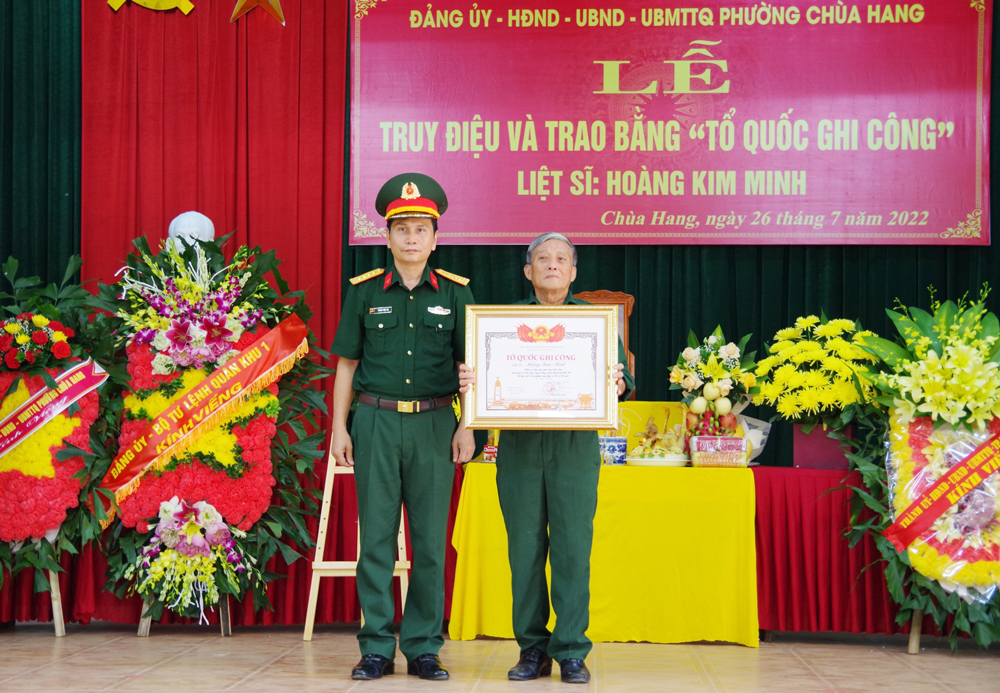  Đại diện lãnh đạo Quân khu 1 trao bằng “Tổ quốc ghi công” cho thân nhân liệt sĩ Hoàng Kim Minh.