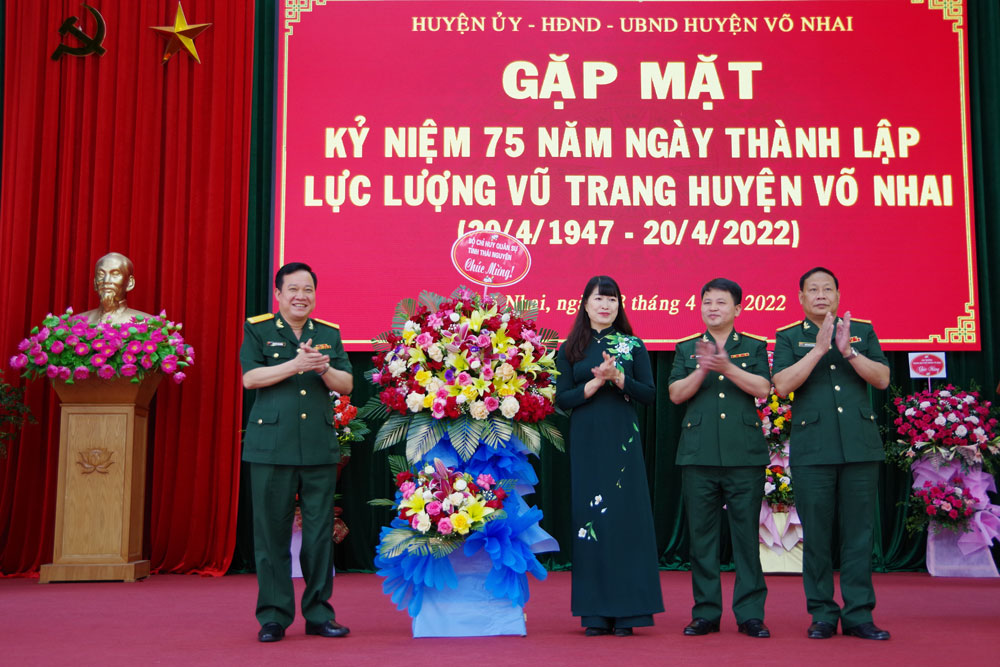  Đại tá Nguyễn Văn Đồng tặng hoa chúc mừng LLVT huyện Võ Nhai nhân kỷ niệm Ngày truyền thống.