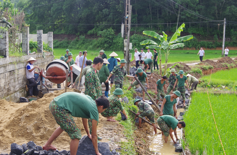  Cán bộ, chiến sĩ đại đội 3, tiểu đoàn 3, Lữ đoàn Pháo binh 382 giúp nhân dân xóm Đèo Đá, xã Phúc Xuân T.P Thái Nguyên nạo vét kênh mương, làm đường giao thông.