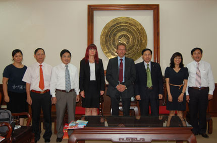  Duong Ngoc Long - Chairman of Thai Nguyen Provincial People’s Committee and Heads of Department of Industry & Trade, Department of Foreign Affairs take a photo with the delegation of SaLo.