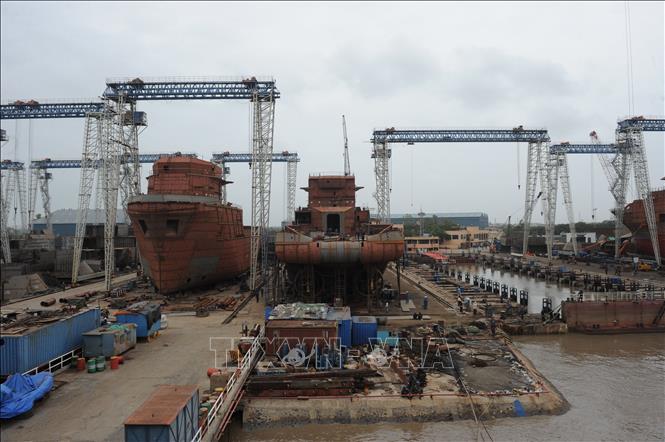  Công nhân làm viện tại công ty đóng tàu ABG Shipyard ở cảng Magdalla, Ấn Độ. Ảnh tư liệu: AFP/TTXVN