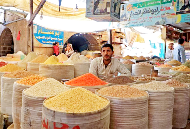  Một quầy hàng bán lương thực tại chợ ở Sanaa, Yemen. 