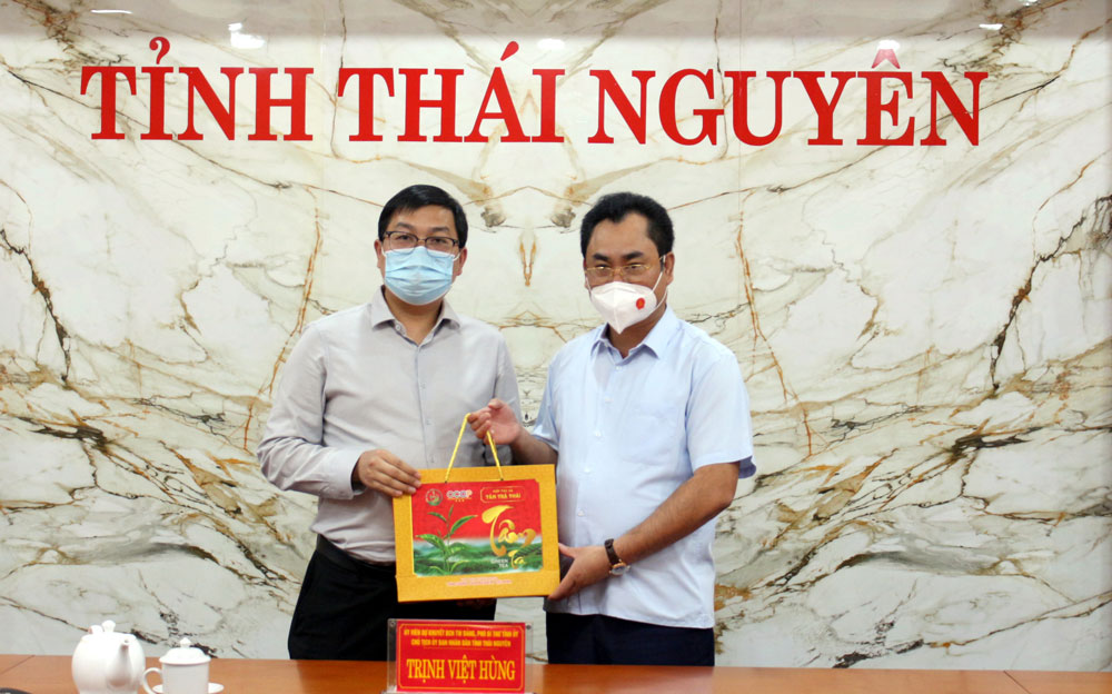  Mr. Trinh Viet Hung, Chairman of the Provincial People's Committee, presented a souvenir to the representative of Sunny Opotech Vietnam Limited Company.