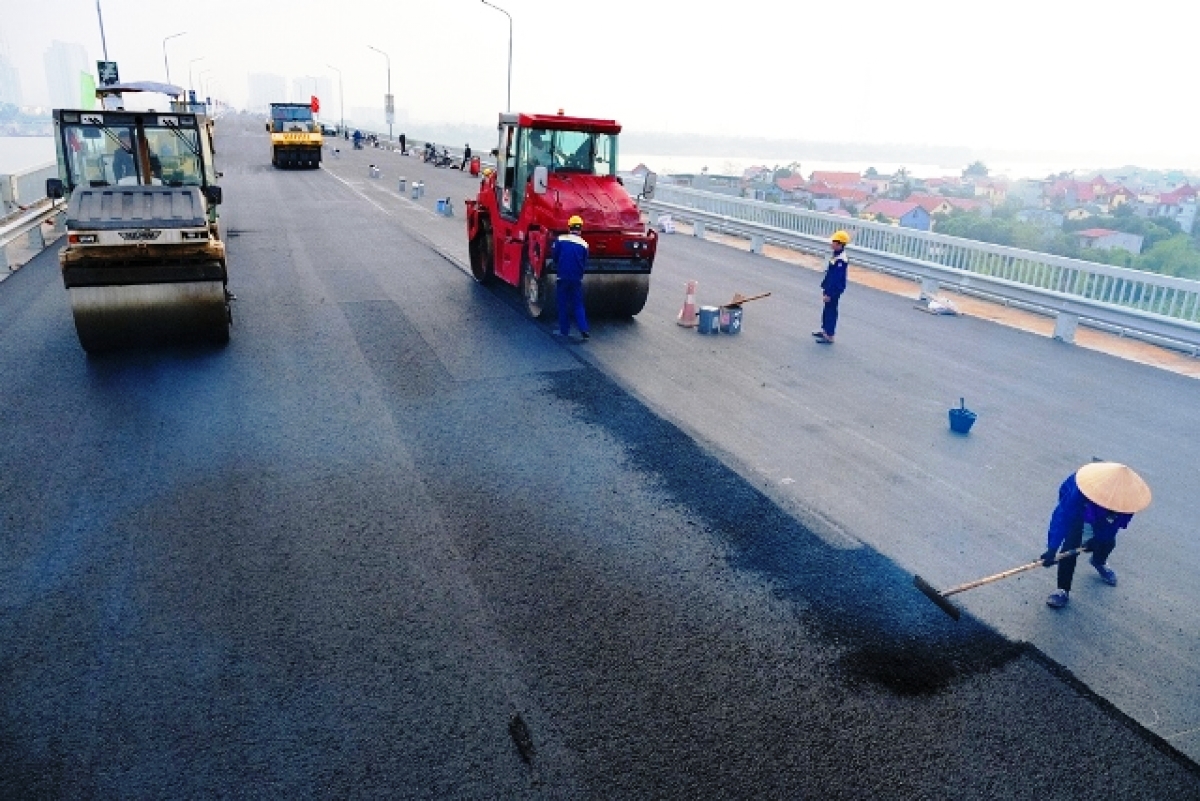   Mặt cầu Thăng Long giai đoạn thảm những mẻ bê tông nhựa cuối cùng.