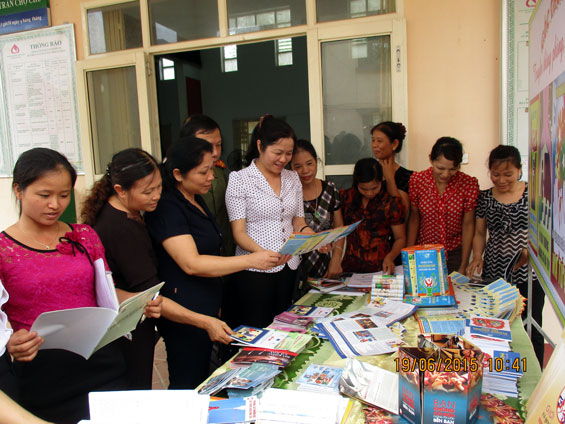  Hội viên Phụ nữ tham khảo các tài liệu về phòng, chống ma tuý, tệ nạn xã hội trong buổi truyền thông “Thắp lửa trên đường về” do Hội LHPN tỉnh tổ chức tại huyện Định Hoá.