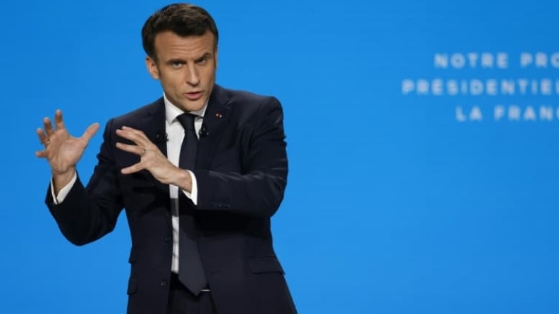  Tổng thống sắp mãn nhiệm Emmanuel Macron phát biểu trong cuộc họp báo ngày 17-3. Ảnh: AFP