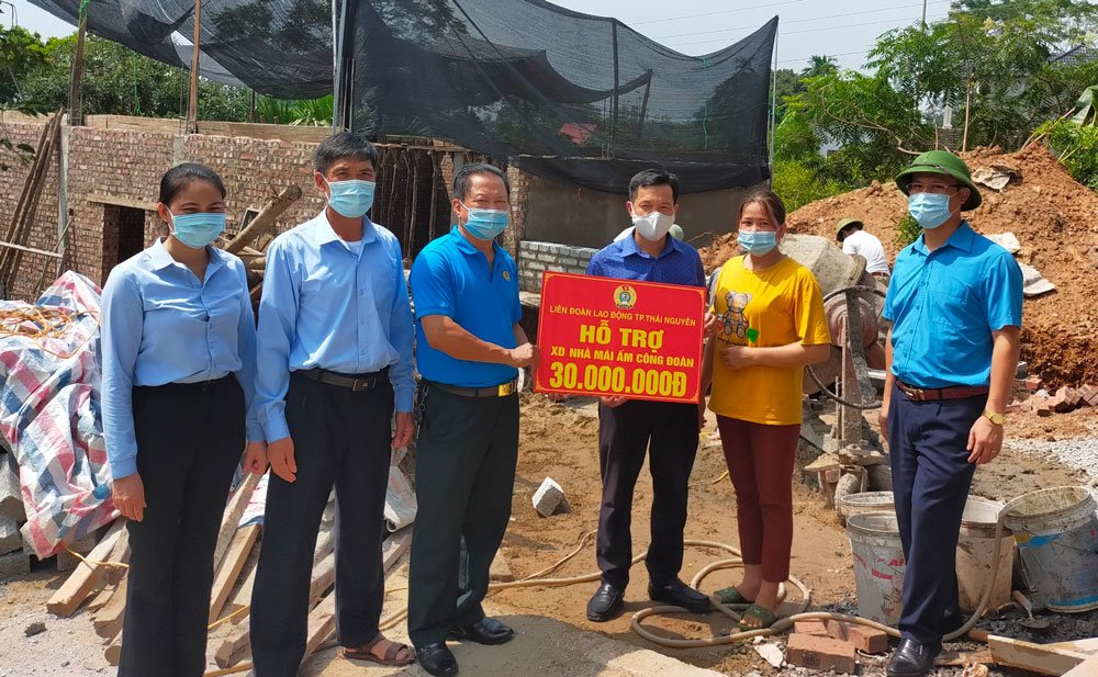  Lãnh đạo LĐLĐ T.P Thái Nguyên hỗ trợ cho gia đình anh Nguyễn Trọng Tân, ở xóm Đồng Vạn, xã Đồng Liên để xây dựng “Mái ấm công đoàn”.  