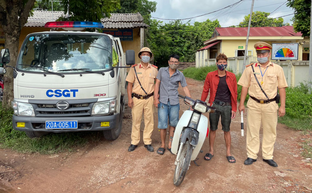  Hai đối tượng Đức và Vinh bị tổ công tác Công an huyện Phú Bình bắt giữ.