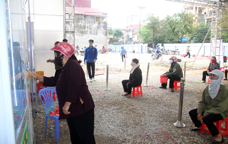  Người dân có hoàn cảnh khó khăn đến nhận gạo tại máy phát gạo “0 đồng”, đặt tại số 471, đường Phan Đình Phùng (T.P Thái Nguyên).