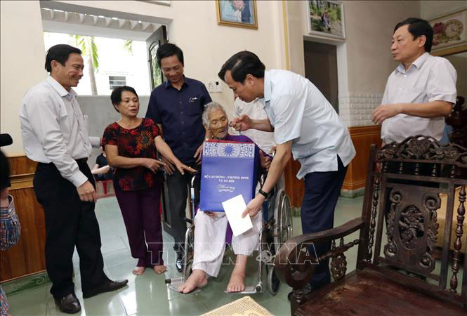  Bộ trưởng Bộ Lao động - Thương binh và Xã hội Đào Ngọc Dung thăm, tặng quà Bà mẹ Việt Nam Anh hùng Nguyễn Thị Hổng, khu phố 9, phường 1, T.P Đông Hà (Quảng Trị). Ảnh tư liệu: Anh Tuấn/TTXVN