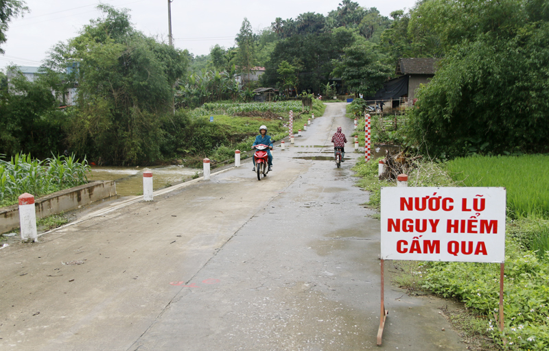  Cầu tràn xóm Gốc Hồng, xã Quy Kỳ (Định Hóa) là một trong những điểm tiềm ẩn nguy cơ mất an toàn trong mùa mưa bão.