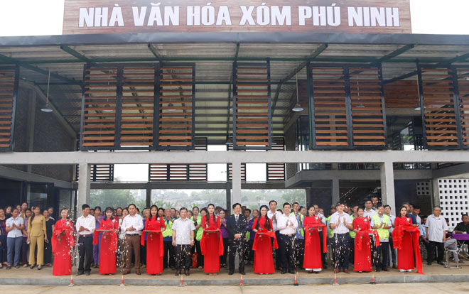  Representatives of Cheongdo district, Gyeongsangbuk province (South Korea), and the Saemaul Globalization Foundation (SGF) organized a ribbon cutting ceremony to inaugurate the cultural house of Phu Ninh village, Phu Dinh commune, Dinh Hoa district. 