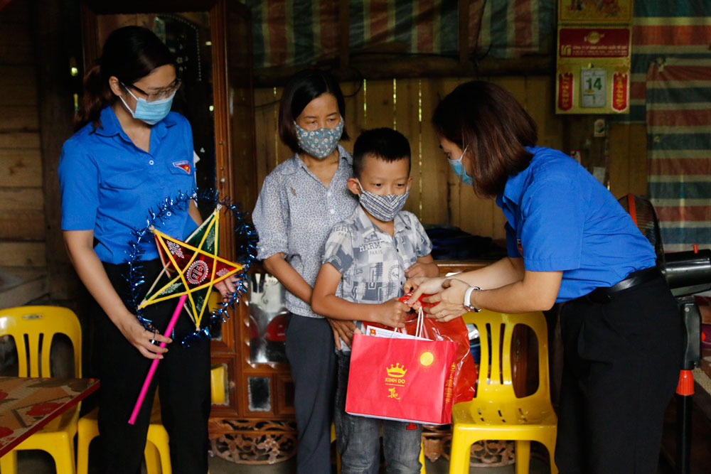  Cán bộ Huyện đoàn Định Hóa thăm, tặng quà Trung thu cho em Hoàng Trịnh Nguyên ở xóm Bình Sơn, xã Lam Vỹ.