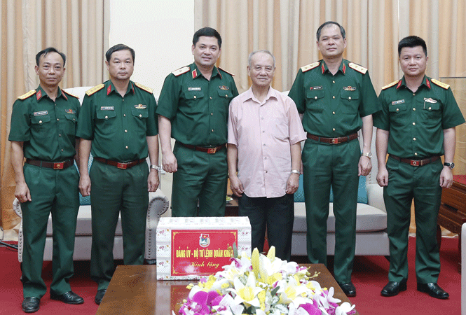  Đại tướng Phạm Văn Trà, Anh hùng LLVT Nhân dân, nguyên Ủy viên Bộ Chính trị, nguyên Bộ trưởng Bộ Quốc phòng với Thủ trưởng Bộ Tư lệnh và cán bộ Cơ quan Quân khu 1. 