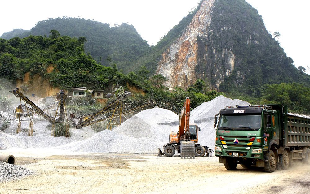  Khai thác đá phục vụ sản xuất vật liệu xây dựng tại Mỏ đá Lân Đăm 2, xã Quang Sơn (Đồng Hỷ). Ảnh: T.L