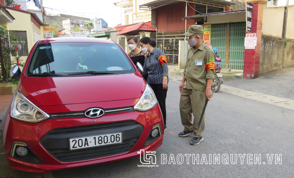  Các thành viên liên tổ tự quản an toàn giao thông cổng trường học tổ dân phố 11, 12, phường Phan Đình Phùng (T.P Thái Nguyên) nhắc nhở các bậc phụ huynh để xe đúng nơi quy định.