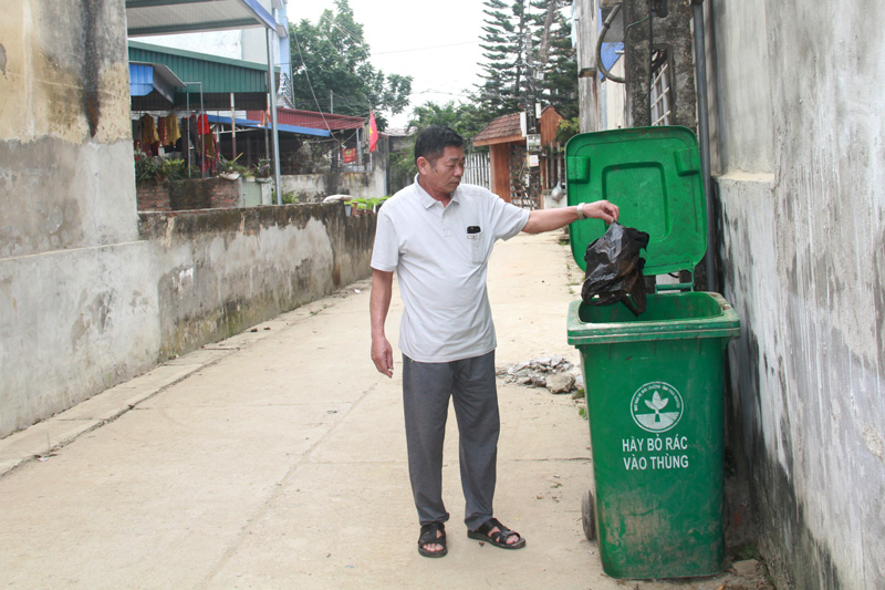  Hiện nay, các ngõ ở TDP 13 đều được bố trí thùng đựng rác, mương thoát nước thải cũng đã được bê tông hóa có nắp đậy.