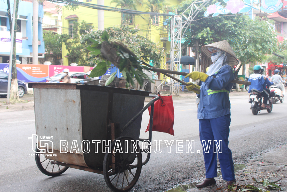  Công nhân Công ty CP Môi trường và Công trình đô thị Sông Công duy trì việc thu gom rác thải trên các tuyến đường chính của thành phố.