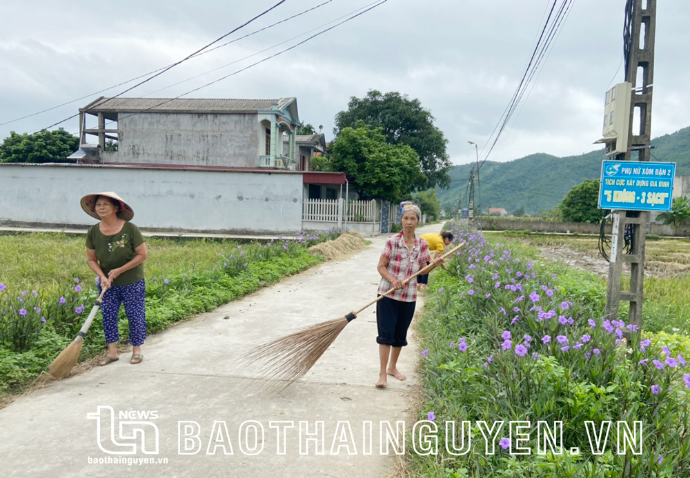  Người dân xóm Đặn 2, xã Ký Phú thực hiện vệ sinh môi trường.