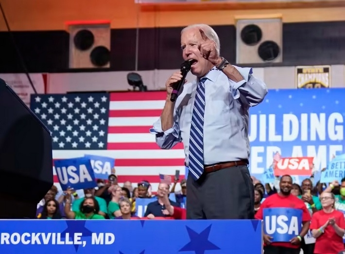  Tổng thống Joe Biden phát biểu trước hàng nghìn người ủng hộ đảng Dân chủ tại trường Trung học Richard Montgomery ở Rockville. Ảnh: AP