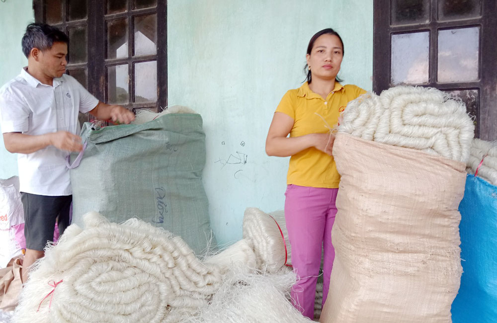  Gia đình anh Bùi Văn Tưởng, xóm Đoàn Kết, xã Hợp Tiến (Đồng Hỷ) đóng gói sản phẩm mỳ gạo vừa mới làm ra (ảnh chụp trước ngày 27/4/2021).