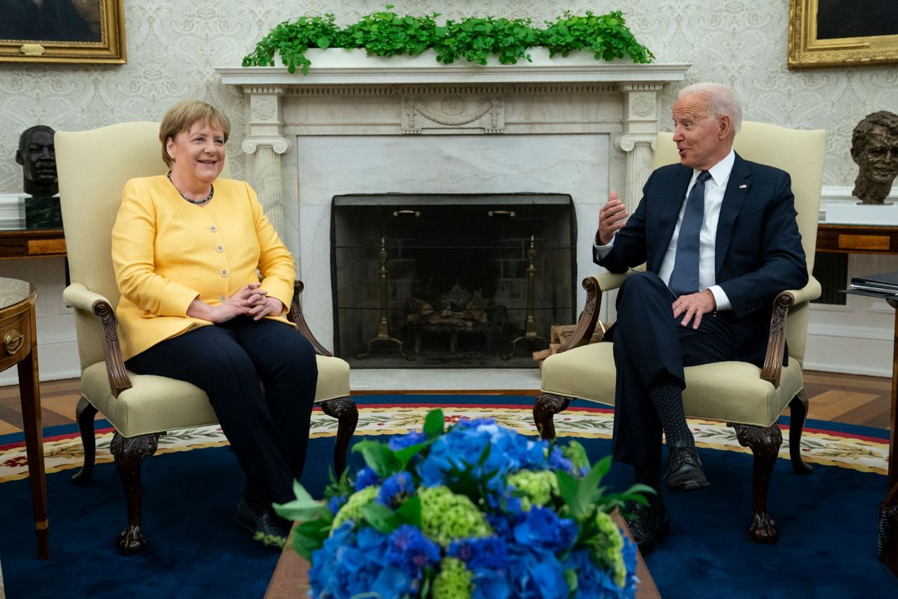  Tổng thống Mỹ Joe Biden (phải) và Thủ tướng Đức Angela Merkel tại cuộc hội đàm ở Nhà Trắng ngày 15-7. Ảnh: CNBC News