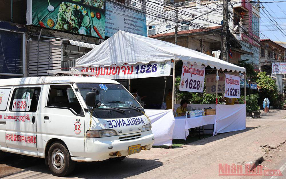  Năm 2021, chính quyền Thủ đô Vientiane tăng cường nhiều trạm y tế di động, chủ động công tác phòng chống dịch và hỗ trợ y tế cho người dân.