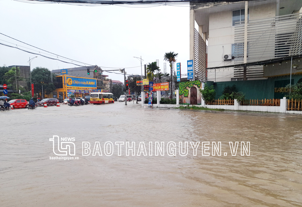  Khu vực ngã tư Hoàng Gia (thuộc đường Quang Trung, phường Tân Thịnh) thường xuyên bị ngập mỗi khi trời mưa to. Ảnh: C.T.V