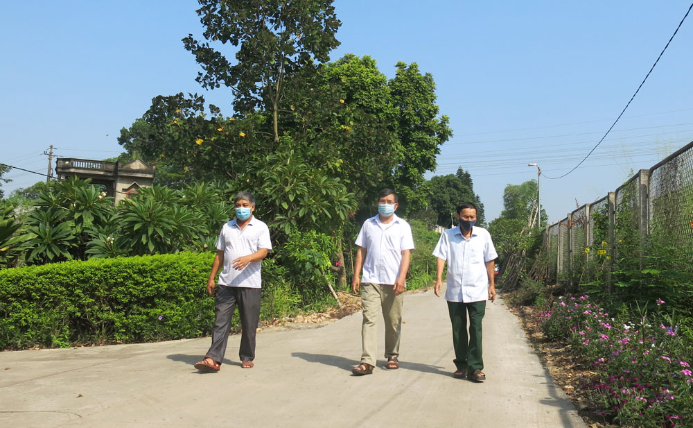  Ông Nguyễn Văn Bẩy (ngoài cùng bên phải), Trưởng xóm Mỏ, xã Phúc Hà (T.P Thái Nguyên), là tấm gương cán bộ dân vận khéo, huy động người dân thực hiện tốt các phong trào ở địa phương.