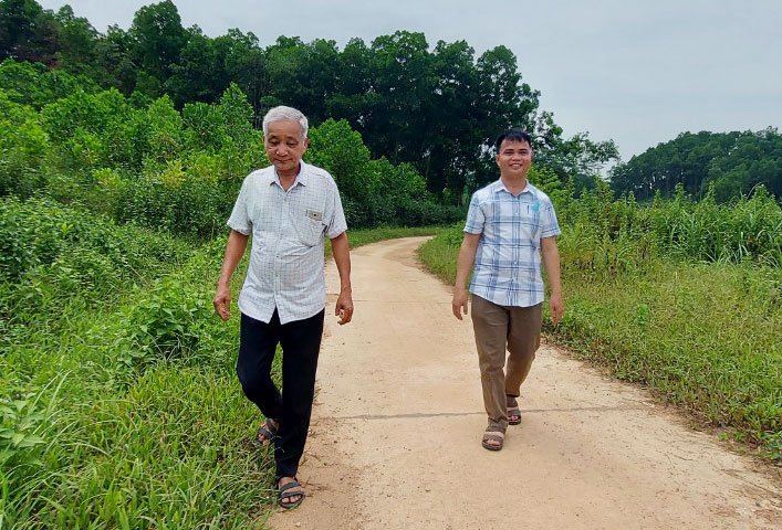  Ông Trần Thanh Cao (bên trái), Bí thư Chi bộ xóm Khe Vàng 1, xã Phú Đô, luôn được đảng viên tín nhiệm, nhân dân tin yêu.