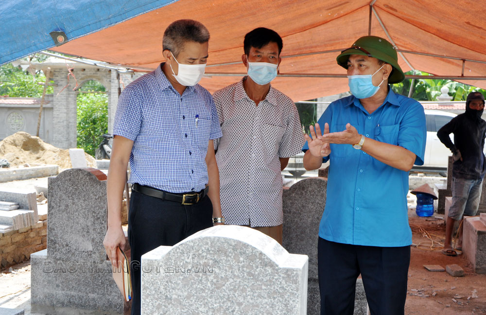  Đại diện lãnh đạo Sở Lao động - Thương binh và Xã hội kiểm tra các hạng mục công trình. 