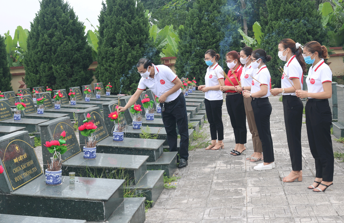  Nhân dịp Ngày Thương binh - Liệt sĩ (27/7/2021), đoàn viên, thanh niên Trung tâm Viettel Định Hóa tổ chức dâng hương tưởng nhớ các Anh hùng liệt sĩ tại Nghĩa trang Liệt sĩ huyện.